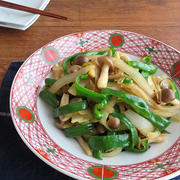 野菜不足解消に◎たまねぎとピーマンとしめじの生姜じょうゆ炒め