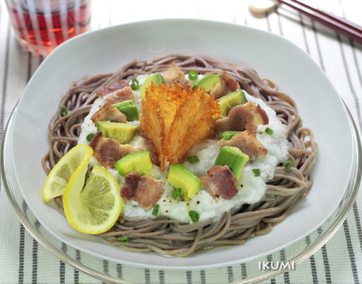 豚チーズとアボカドのレモンつゆとろろ蕎麦