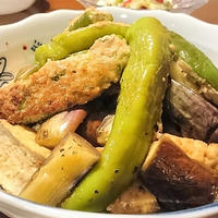 おだしの効いたイタリアン☆肉詰め万願寺唐辛子と厚揚げのスパイシー煮込み。