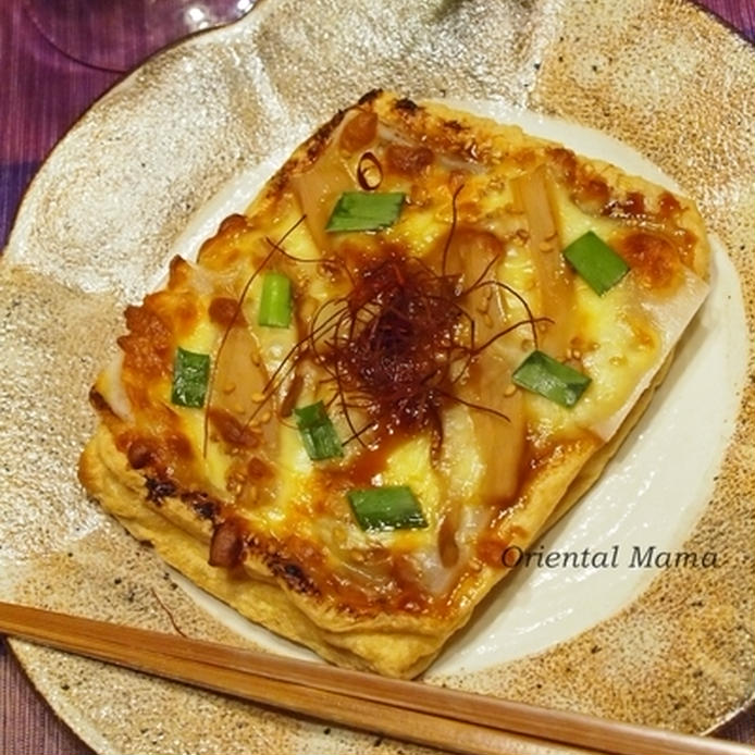 陶器の器に盛り付けたメンマ入り餅チーズお揚げ焼き