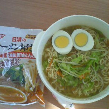 レンジで「日清のラーメン屋さん　広島風醤油とんこつ」を作る！