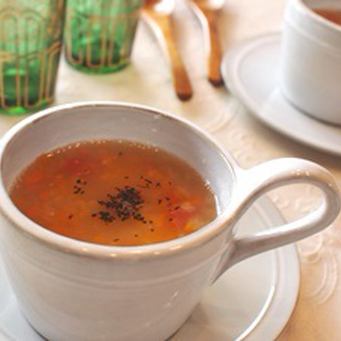 白いカップに盛りつけられたレンズ豆とにんじん、トマトのスープ