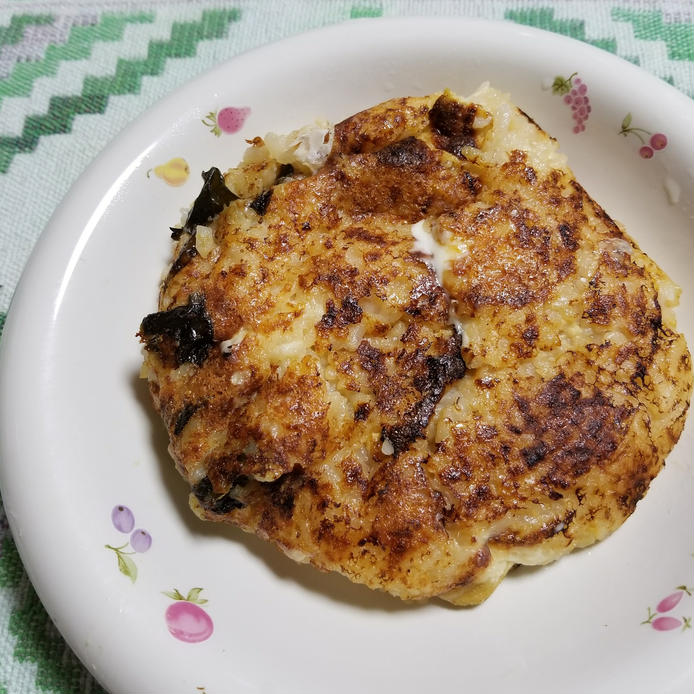 白い皿に盛りつけられたみそ汁とチーズの焼きリゾット風ねこまんま