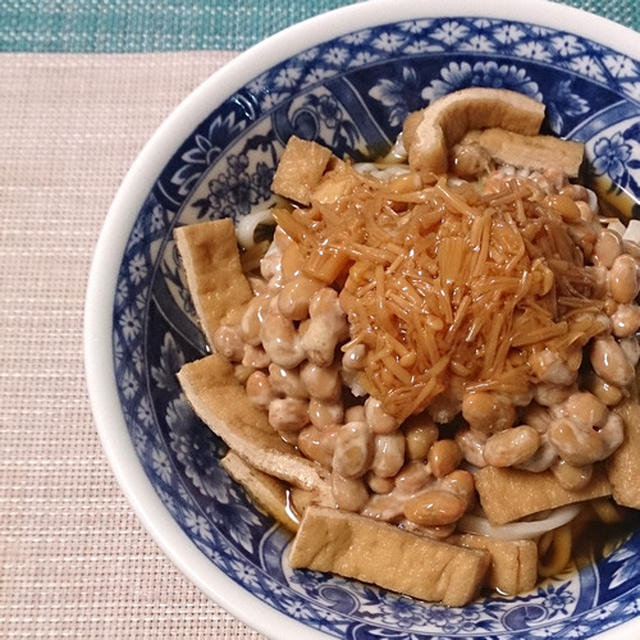 刻みキツネ入り、なめたけ納豆おろしの温ぶっかけうどん