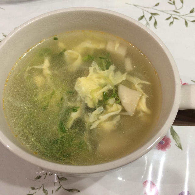 豆苗と玉子のピリ辛中華スープ