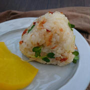 お弁当にも〜かいわれ大根と干し桜えびのバター醤油おにぎり〜
