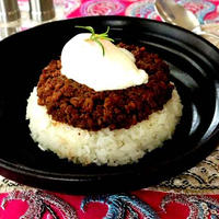 フライパン1つで簡単！スパイスで香りづけ♡温泉卵のせ♪レーズン入り6種の本格スパイスキーマカレー