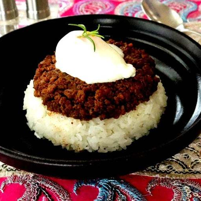 フライパン1つで簡単！スパイスで香りづけ♡温泉卵のせ♪レーズン入り6種の本格スパイスキーマカレー