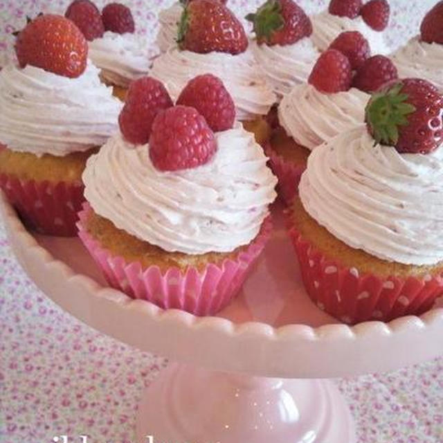 赤いベリーのカップケーキ By Yasuyoさん レシピブログ 料理ブログのレシピ満載