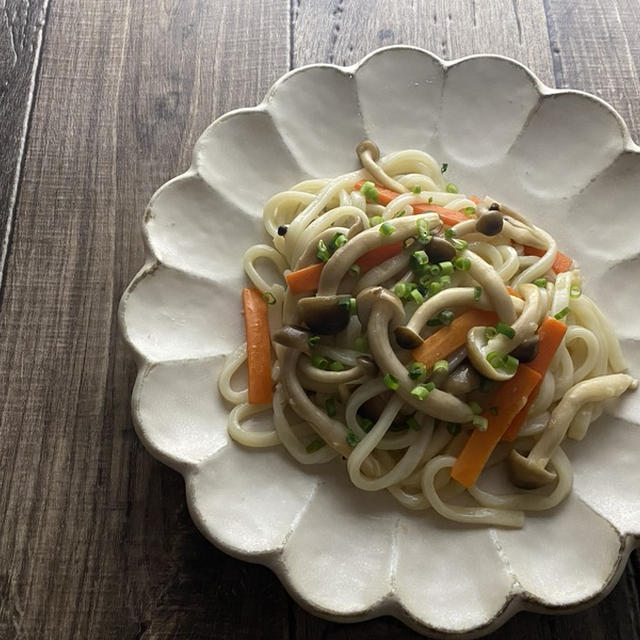 しめじのしょっつる焼うどん