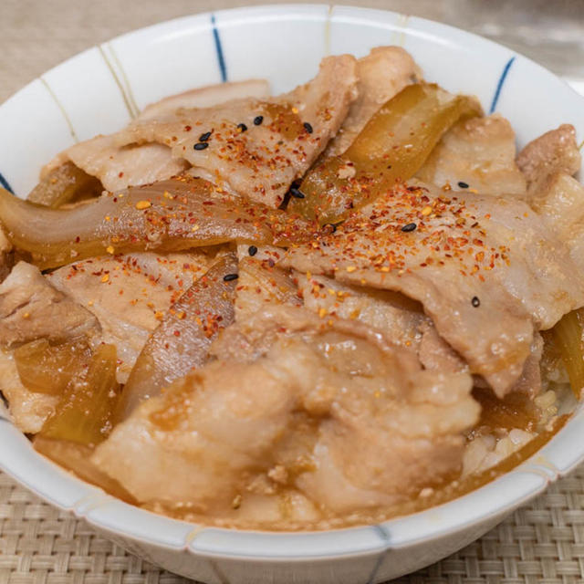 脂身と玉ねぎが甘い豚バラ丼