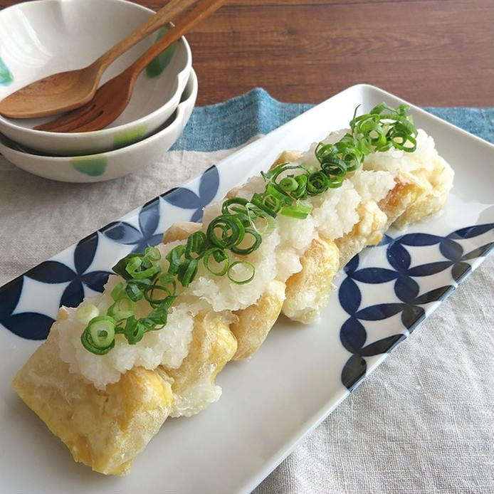 模様入りの長皿に盛りつけられたみぞれたっぷり豆腐ステーキ