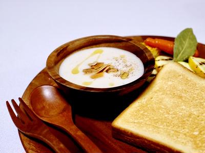 パンに合うひと品！簡単レシピ〜アーモンドミルクの冷たいスープの作り方〜