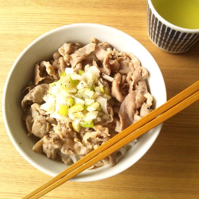 夏でも食欲すすむ、ネギ塩豚丼