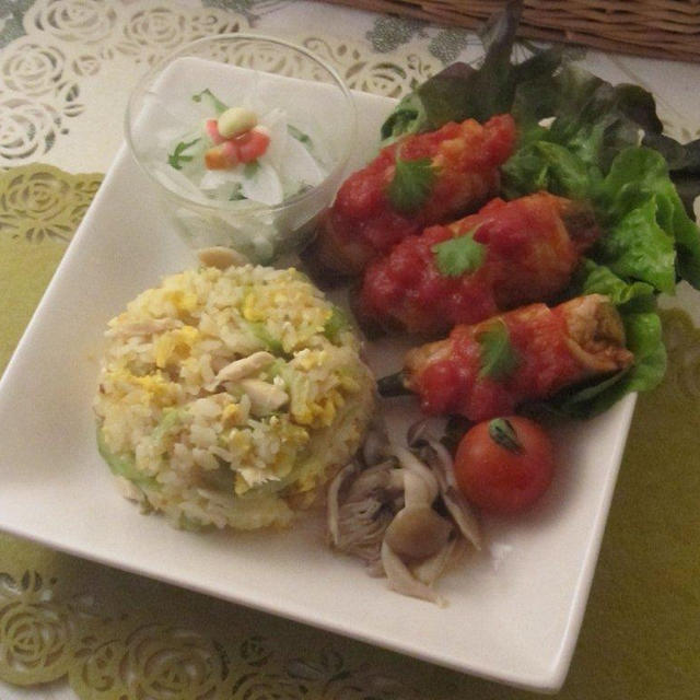 夕食ワンプレ♪豚オクラ巻きのトマト煮込みとレタスチャーハン