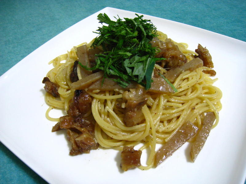 おでんの残りがパスタに変身！牛すじ肉のペペロンチーノ