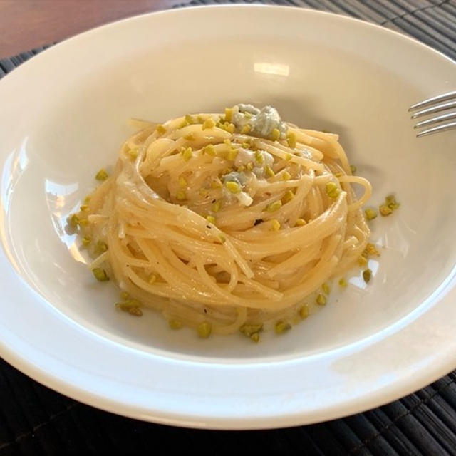 簡単すぎて申し訳ない。材料はたった３つ。10分で濃厚クリームパスタ！