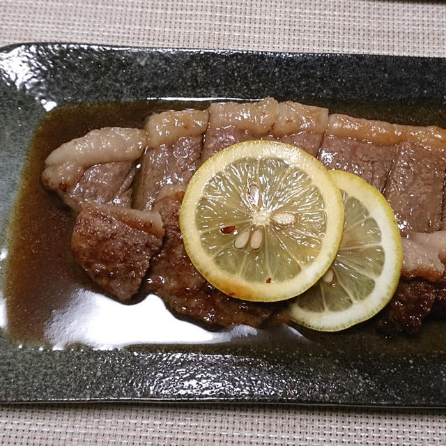 霜降りの牛肉でレモンステーキ(風)。