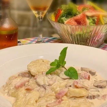 久しぶりニョッキで夕食・チーズクリームソース煮です・・プランターはビオラからトレニアに