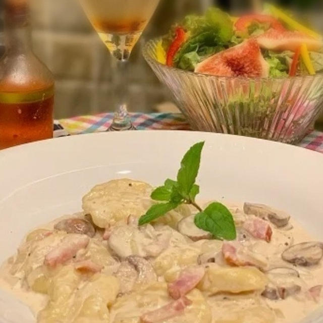 久しぶりニョッキで夕食・チーズクリームソース煮です・・プランターはビオラからトレニアに