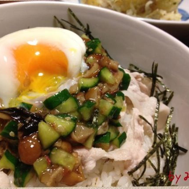 絶品！半熟卵と♪茹で豚きゅうりの旨だし丼