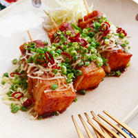 【ハレの日レシピ】肉巻き絹厚揚げのチーズハットグ風☆にんべん だしとスパイスの魔法シリーズ ＜ポークステーキ＞