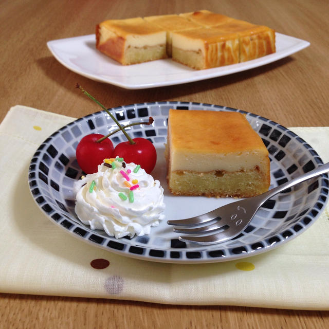 アーモンド生地で2層のチーズケーキ（14×11×4.5cm）