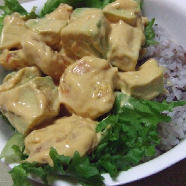 ピリッとスパイシー♪カレー海老マヨアボカド丼