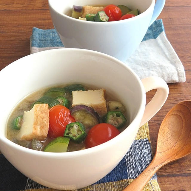 食べるスープでビタミン補給☆夏野菜と厚揚げのみそ汁