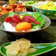 マグロ丼に、卵の黄身の醤油漬け