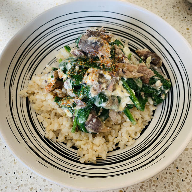 鯖缶とサラダスピナッチの卵とじ丼