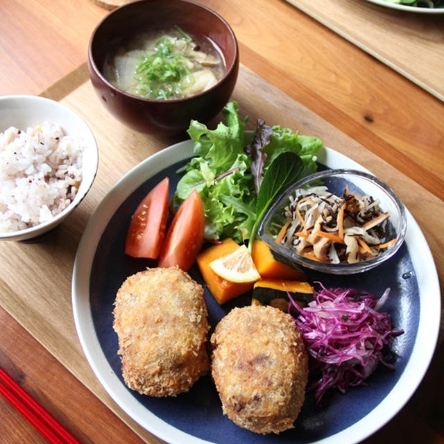 牛こまで、味付きポテトコロッケ・プレート。