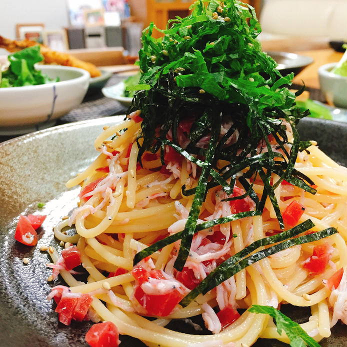 たっぷりの刻み海苔と大葉をのせた梅としらすのパスタ