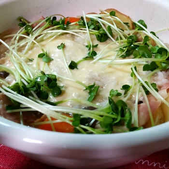 じゃがいもとベーコンでパパッととろけるチーズ雑炊🥔🥕🧅🍲