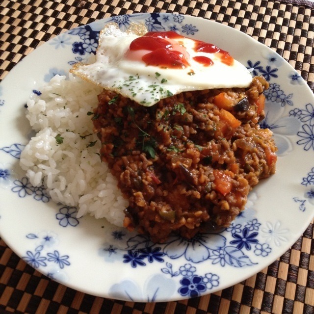 夏野菜牛そぼろと納豆ドライカレー。