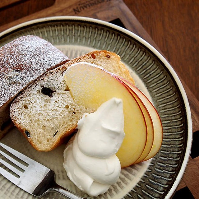 蜂蜜バターでラムレーズンパン＆にゃ♪