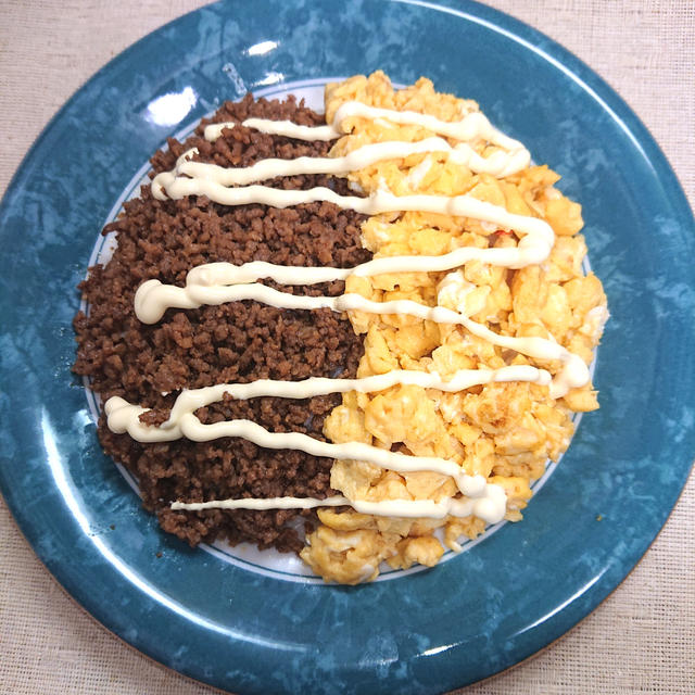 ２色の味がそれぞれ違う食べ飽きないそぼろ丼