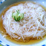 素麺池で遭遇~ゆうゆうと舞う蝶と藤棚テーマ陰