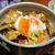 簡単ランチにお勧め♪　茄子とベーコンのハチミツみそ炒め丼