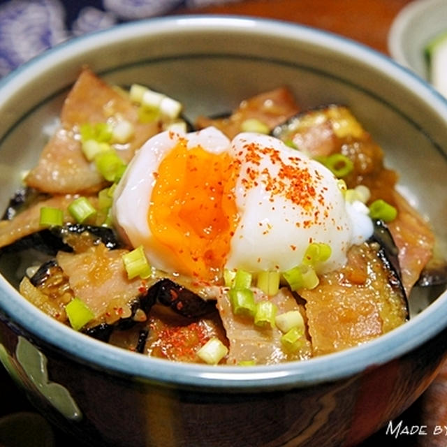 簡単ランチにお勧め♪　茄子とベーコンのハチミツみそ炒め丼