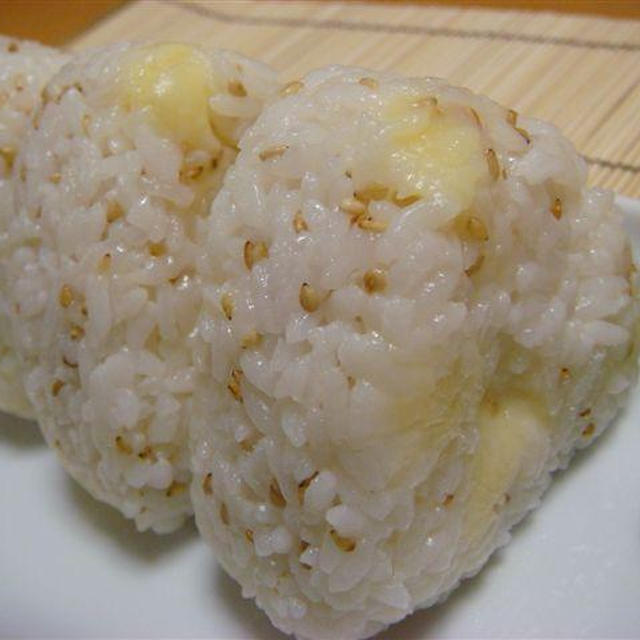 チーズと胡麻のおにぎり