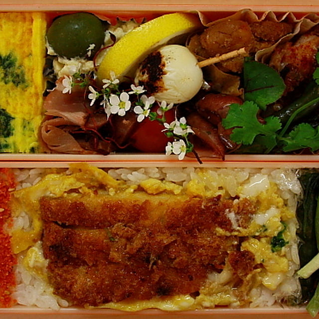 カツ重のお弁当季節の花をあしらって