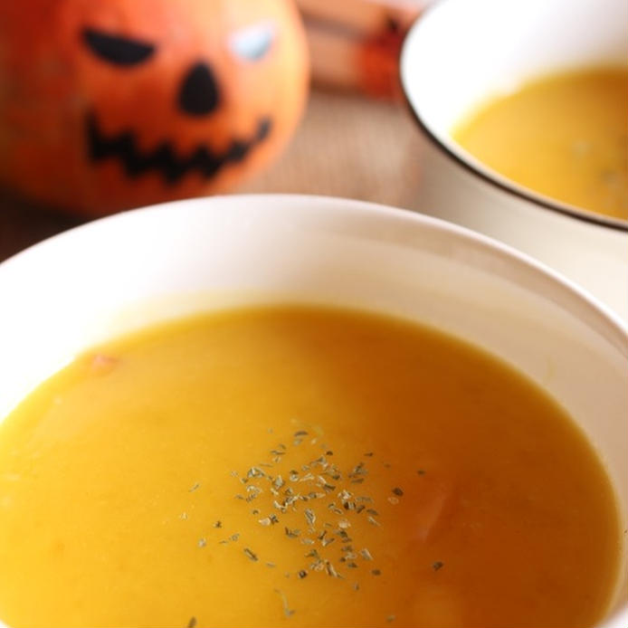 白いスープ皿に入った、かぼちゃとベーコンのジンジャースープ