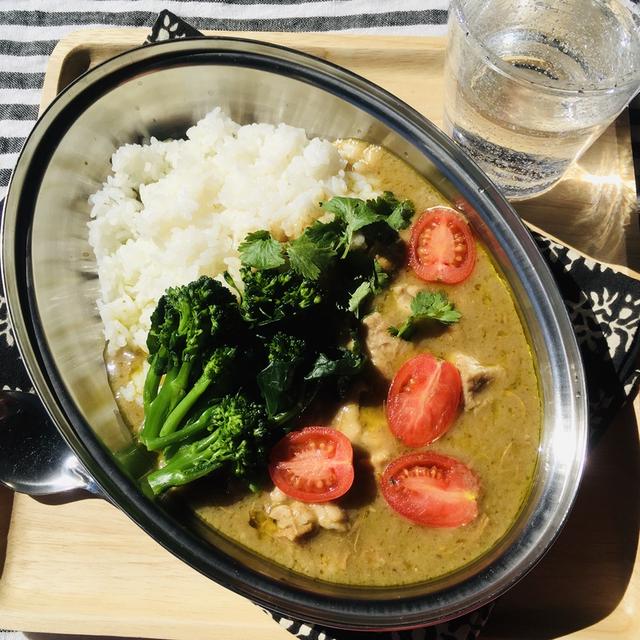 いなばのグリーンカレー+モモ肉＆ありあわせ野菜