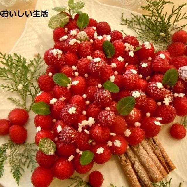マスカルポーネとラズベリーのクリスマスツリーケーキ