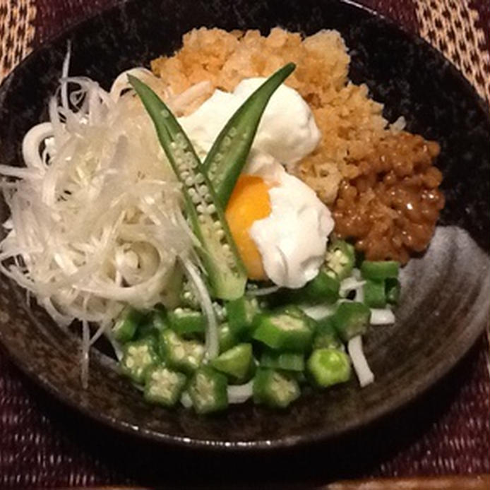 黒い皿に盛りつけたまぜサラダうどん