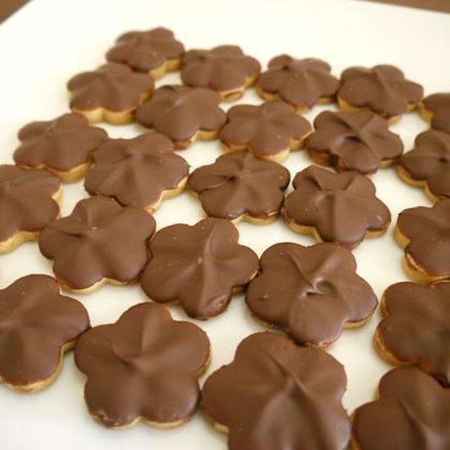 梅の模様が可愛い チョコレートクッキー By Bvividさん レシピブログ 料理ブログのレシピ満載