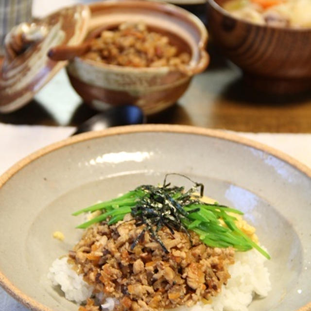 サバそぼろの三色丼。晩ごはん。