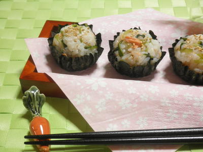 みぶ菜の漬物と鮭フレークのひと口手まり寿司☆