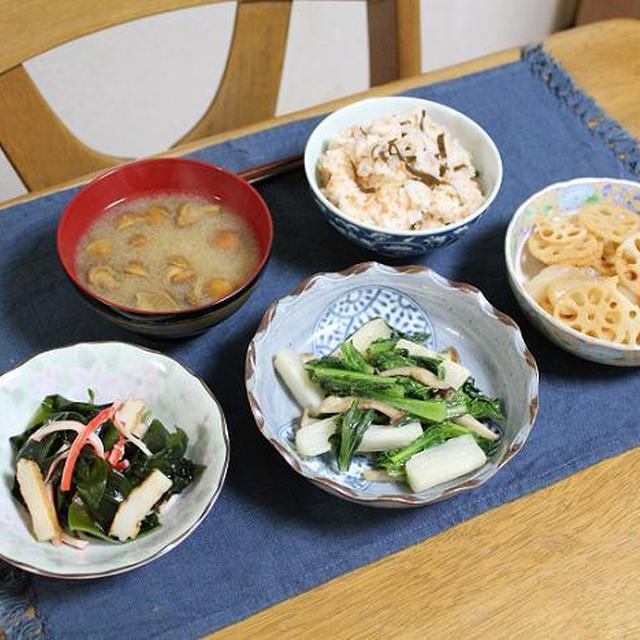 長芋と小松菜の塩だれ炒めとわかめとカニカマとさつま揚げのサラダでうちごはん（レシピ付）